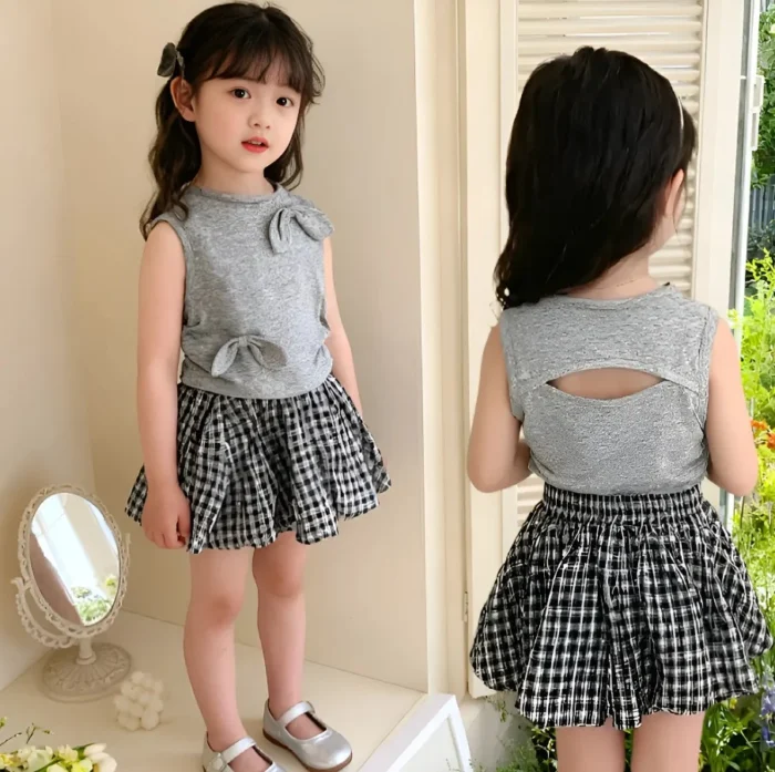 Korean Girls' Summer 2-Piece Set – Gray Solid Vest & Checkered Skirt Shorts Outfit - Image 2