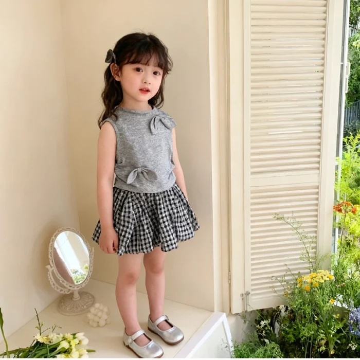 Korean Girls' Summer 2-Piece Set – Gray Solid Vest & Checkered Skirt Shorts Outfit - Image 3